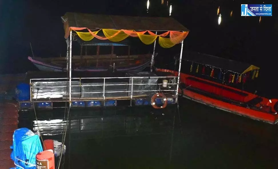 नौका विहार के दौरान बड़ी घटना, एक की मौत और कई घायल नौका विहार के दौरान बड़ी घटना, एक की मौत और कई घायल