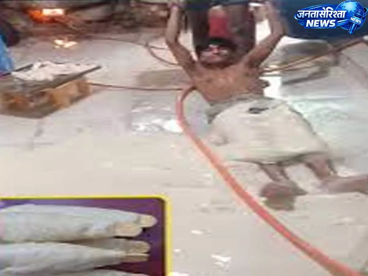 नोएडा में सोया चाप बनाने के दौरान कारीगरों की शर्मनाक हरकत कैमरे में कैद नोएडा में सोया चाप बनाने के दौरान कारीगरों की शर्मनाक हरकत कैमरे में कैद