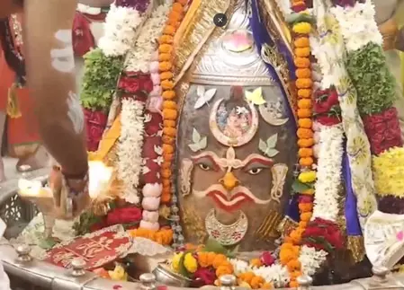 बाबा महाकाल को मेवे, फल और मिठाई का भोग अर्पित किया गया, भस्म आरती में हजारों भक्तों की मौजूदगी बाबा महाकाल को मेवे, फल और मिठाई का भोग अर्पित किया गया, भस्म आरती में हजारों भक्तों की मौजूदगी