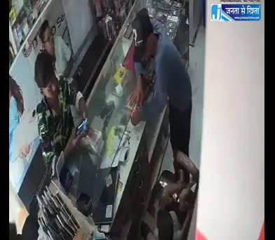 ग्राहक बनकर पहुंचा चोर, महंगी मोबाइल किया पार ग्राहक बनकर पहुंचा चोर, महंगी मोबाइल किया पार