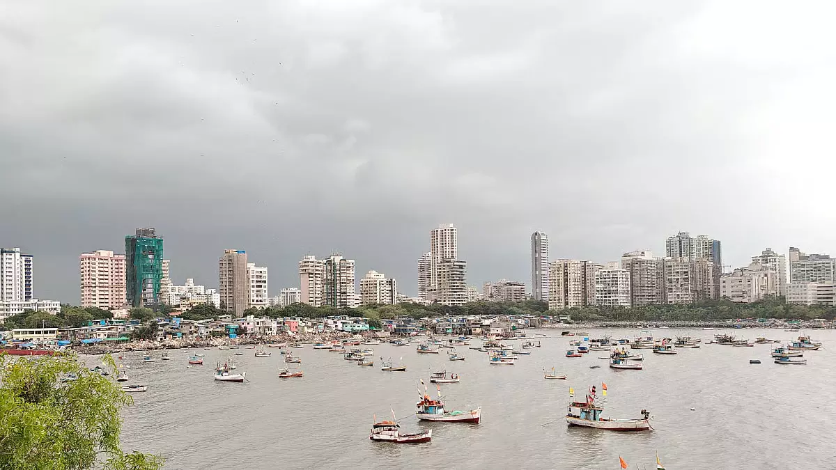 मुंबई में बारिश का दौर जारी, तेज हवाओं के साथ भारी बारिश की चेतावनी मुंबई में बारिश का दौर जारी, तेज हवाओं के साथ भारी बारिश की चेतावनी