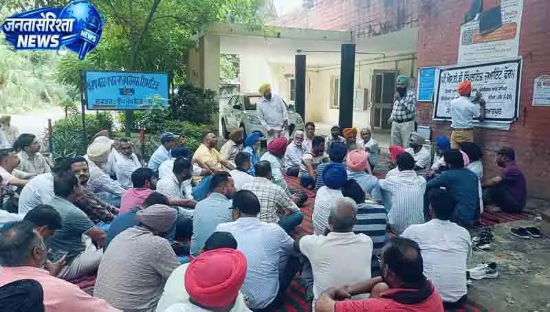Punjab में कर्मचारियों की नाराजगी से सरकार घिरी Punjab में कर्मचारियों की नाराजगी से सरकार घिरी
