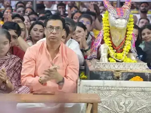 Ujjain: मधुर भंडारकर ने महाकाल मंदिर में की भस्म आरती, लिया आशीर्वाद Ujjain: मधुर भंडारकर ने महाकाल मंदिर में की भस्म आरती, लिया आशीर्वाद