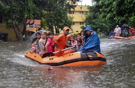 गुजरात: भारी बारिश से वनितलाव का संपर्क टूटा, लोगों को सुरक्षित निकालने में जुटा प्रशासन गुजरात: भारी बारिश से वनितलाव का संपर्क टूटा, लोगों को सुरक्षित निकालने में जुटा प्रशासन