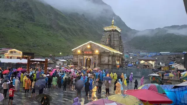 बारिश से धीमी पड़ी केदारनाथ यात्रा, श्रद्धालुओं की संख्या घटी बारिश से धीमी पड़ी केदारनाथ यात्रा, श्रद्धालुओं की संख्या घटी