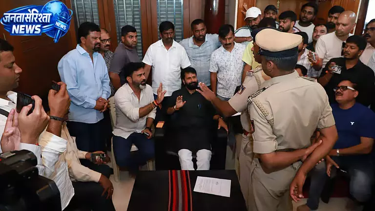 हेट स्पीच मामले में BJP MLC C.T. रवि को नोटिस देने पहुंची पुलिस, लेने से किया इनकार हेट स्पीच मामले में BJP MLC C.T. रवि को नोटिस देने पहुंची पुलिस, लेने से किया इनकार