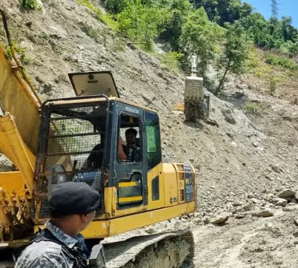 NHIDCL की टीम ने बढ़ाई रफ्तार, 20वें मील पर क्षतिग्रस्त मार्ग को किया जा रहा दुरुस्त NHIDCL की टीम ने बढ़ाई रफ्तार, 20वें मील पर क्षतिग्रस्त मार्ग को किया जा रहा दुरुस्त