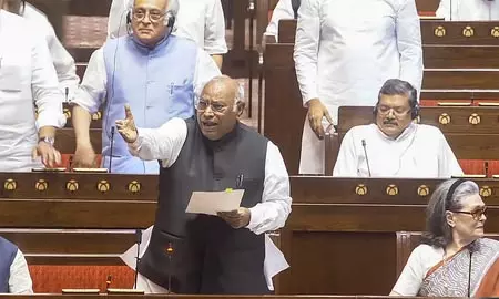 मानसून सत्र के दूसरे सप्ताह में भी हंगामा, दोनों सदनों की कार्यवाही स्थगित मानसून सत्र के दूसरे सप्ताह में भी हंगामा, दोनों सदनों की कार्यवाही स्थगित