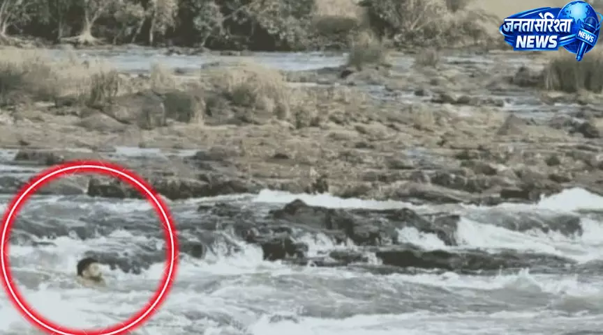 नर्मदा की तेज धारा में बहा युवक, महेश्वर घाट पर हादसा नर्मदा की तेज धारा में बहा युवक, महेश्वर घाट पर हादसा