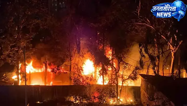 बेंगलुरु के थानिसंद्रा में कार गैराज में भीषण आग, 25 से ज्यादा वाहन जलकर खाक बेंगलुरु के थानिसंद्रा में कार गैराज में भीषण आग, 25 से ज्यादा वाहन जलकर खाक