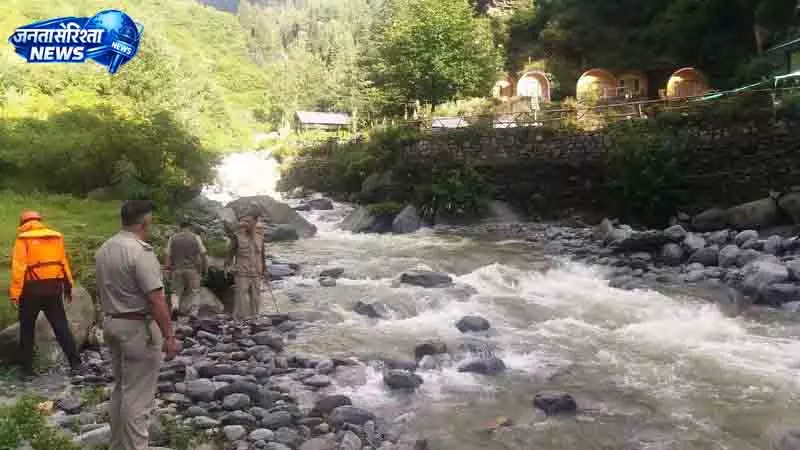 Manali में नदी के तेज बहाव में पर्यटक बहा Manali में नदी के तेज बहाव में पर्यटक बहा