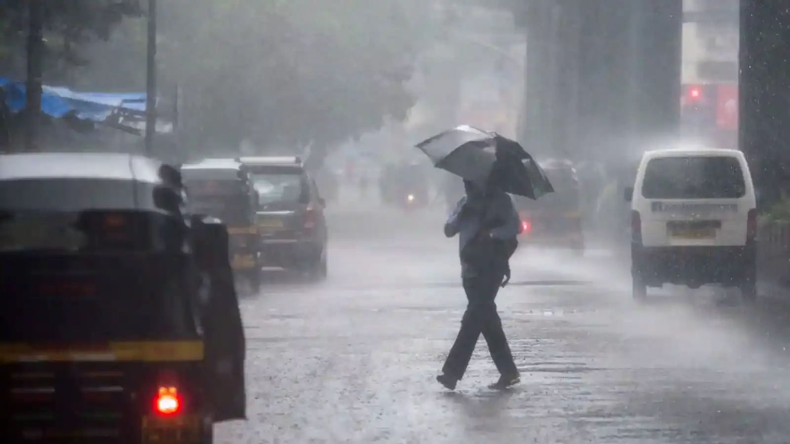 New Delhi: मौसम विभाग का अलर्ट, 10 राज्यों में आज भारी बारिश और बिजली गिरने के आसार New Delhi: मौसम विभाग का अलर्ट, 10 राज्यों में आज भारी बारिश और बिजली गिरने के आसार