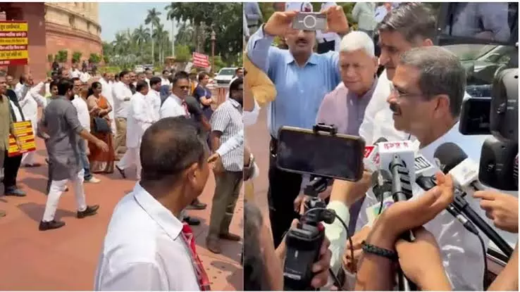 New Delhi: संसद में धर्मेंद्र प्रधान के स्वागत का खास अंदाज, NDA सांसदों ने किया अभिनंदन New Delhi: संसद में धर्मेंद्र प्रधान के स्वागत का खास अंदाज, NDA सांसदों ने किया अभिनंदन