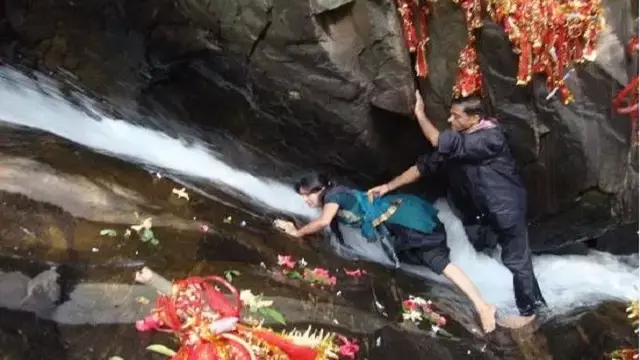 ओडिशा के बालेश्वर में भारी बारिश के कारण पंचलिंगेश्वर मंदिर भक्तों के लिए बंद कर दिया गया ओडिशा के बालेश्वर में भारी बारिश के कारण पंचलिंगेश्वर मंदिर भक्तों के लिए बंद कर दिया गया