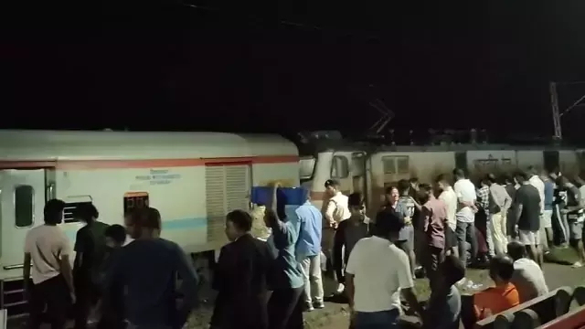Baleshwar के पास पुरी-हावड़ा धौली एक्सप्रेस में आग लगी, किसी के हताहत होने की खबर नहीं Baleshwar के पास पुरी-हावड़ा धौली एक्सप्रेस में आग लगी, किसी के हताहत होने की खबर नहीं