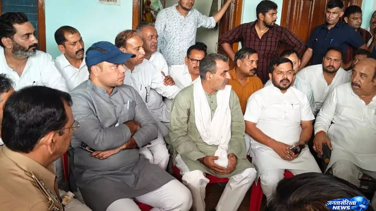 Muzaffarnagar; में बवाल, संजीव बालियान के आवास पर जुटे लोग Muzaffarnagar; में बवाल, संजीव बालियान के आवास पर जुटे लोग