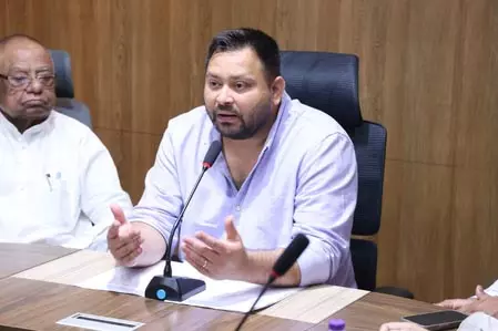 प्रदर्शनकारी छात्रों की रिहाई नहीं हुई तो सरकार को भुगतना पड़ेगा खामियाजा: तेजस्वी यादव प्रदर्शनकारी छात्रों की रिहाई नहीं हुई तो सरकार को भुगतना पड़ेगा खामियाजा: तेजस्वी यादव