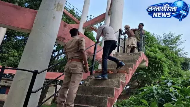 70 साल के बुजुर्ग का हाईवोल्टेज ड्रामा, सुरक्षित उतारा