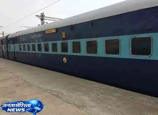 Odisha में धौली एक्सप्रेस में धुआं, सभी सुरक्षित Odisha में धौली एक्सप्रेस में धुआं, सभी सुरक्षित