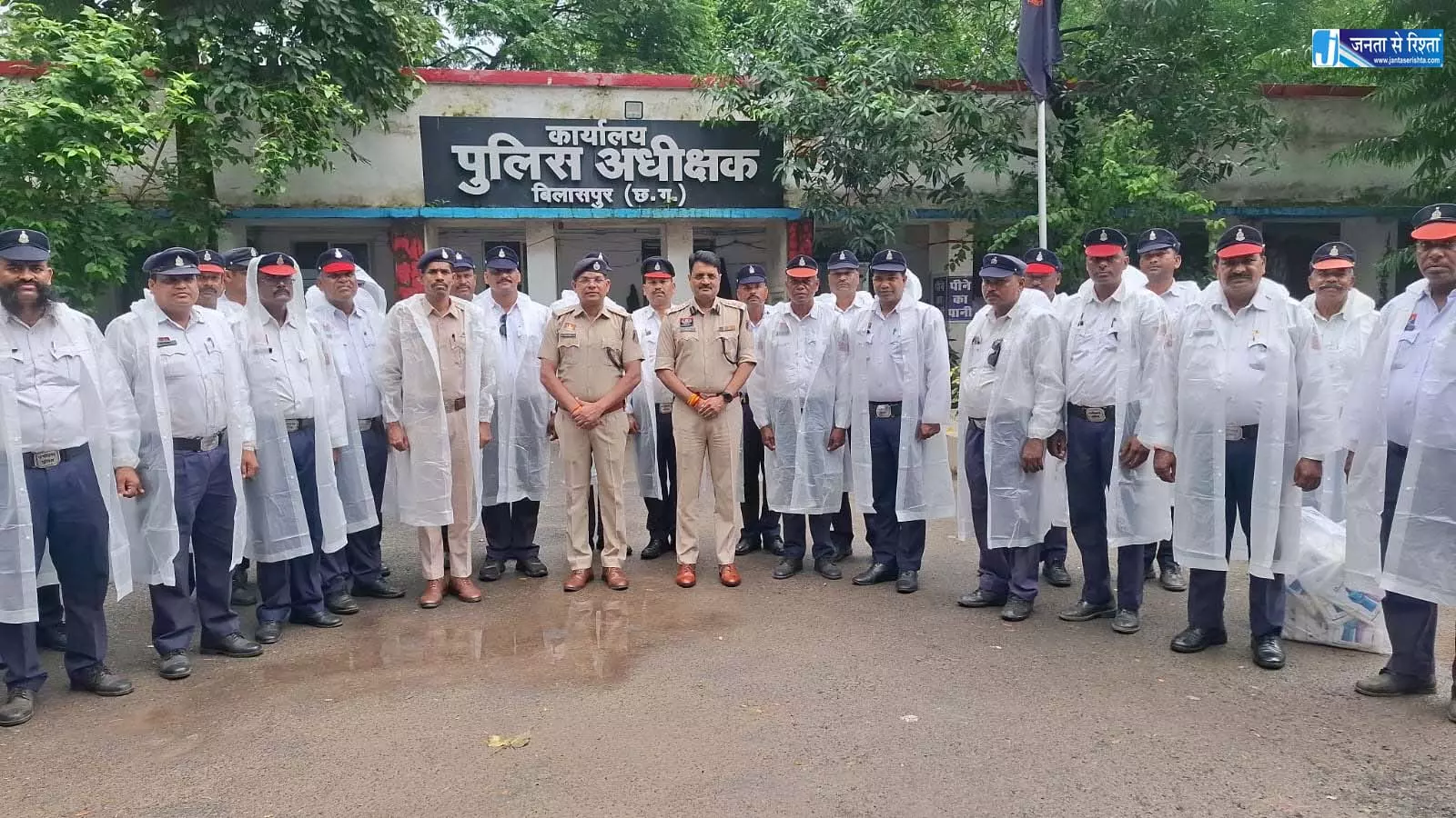 एसपी की पहल, 130 से अधिक जवानों को पारदर्शी रेनकोट वितरित एसपी की पहल, 130 से अधिक जवानों को पारदर्शी रेनकोट वितरित