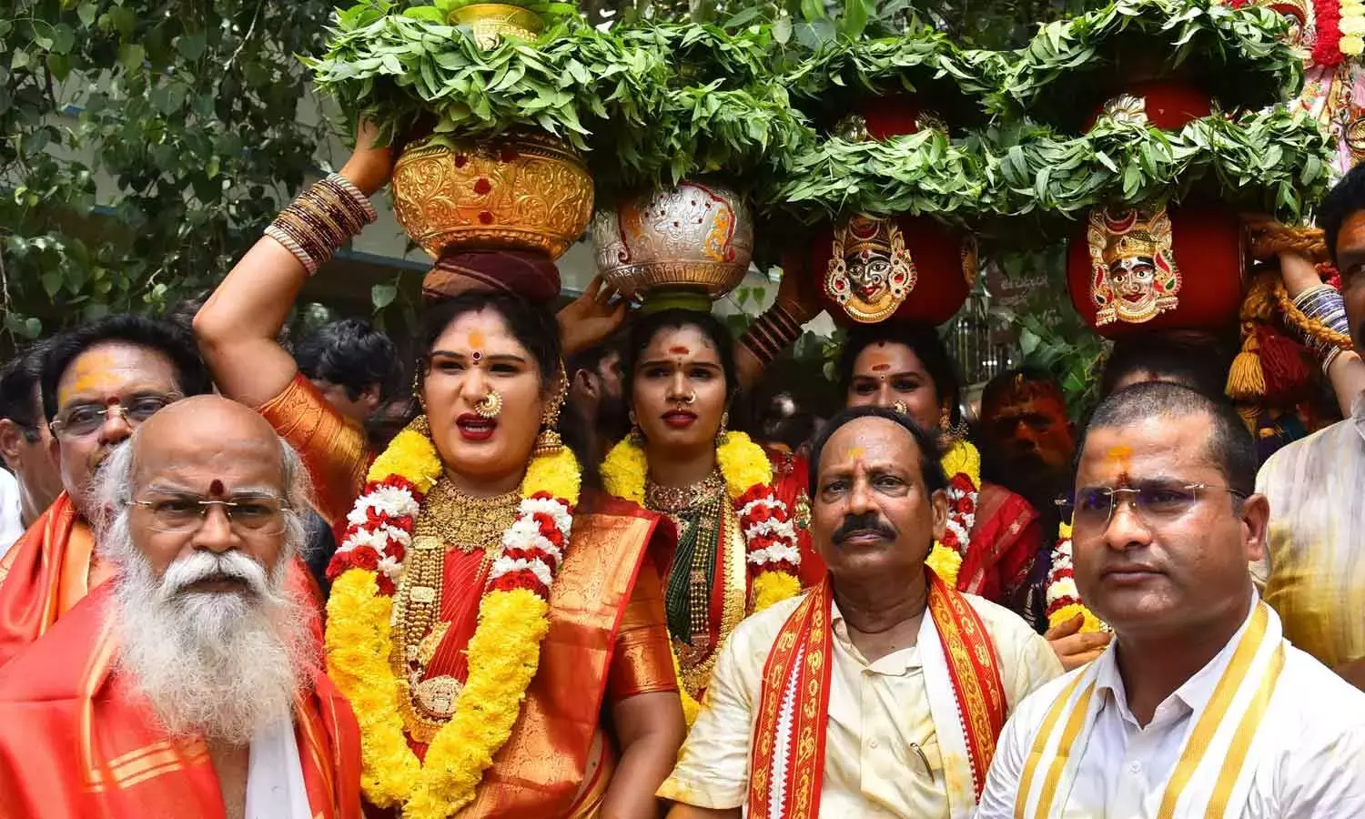 Andhra: आषाढ़ उत्सवों के चरम पर पहुंचने के साथ भारी भीड़ Andhra: आषाढ़ उत्सवों के चरम पर पहुंचने के साथ भारी भीड़