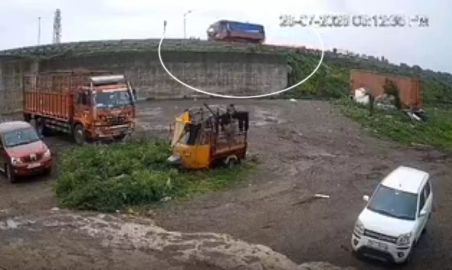फ्लाईओवर से सीधे नीचे जा गिरा बेकाबू ट्रक, रोंगटे खड़े कर देने वाला CCTV फुटेज वायरल फ्लाईओवर से सीधे नीचे जा गिरा बेकाबू ट्रक, रोंगटे खड़े कर देने वाला CCTV फुटेज वायरल