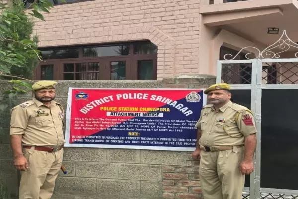 Srinagar: नशे के कारोबार पर पुलिस का प्रहार, तस्करों की करोड़ों की संपत्ति सीज Srinagar: नशे के कारोबार पर पुलिस का प्रहार, तस्करों की करोड़ों की संपत्ति सीज