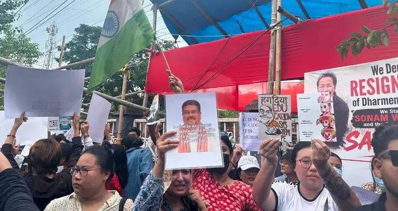 Assam: छात्र प्रदर्शन के दौरान वकील की गिरफ्तारी की कड़ी निंदा Assam: छात्र प्रदर्शन के दौरान वकील की गिरफ्तारी की कड़ी निंदा