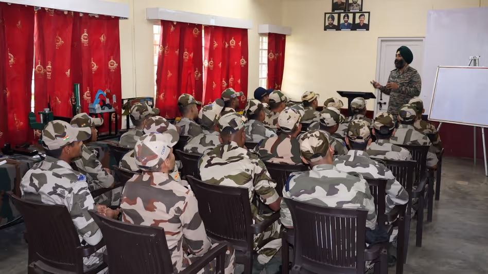 त्रिपुरा के अगरतला एयरपोर्ट पर CISF कर्मियों को भारतीय सेना दे रही ट्रेनिंग त्रिपुरा के अगरतला एयरपोर्ट पर CISF कर्मियों को भारतीय सेना दे रही ट्रेनिंग