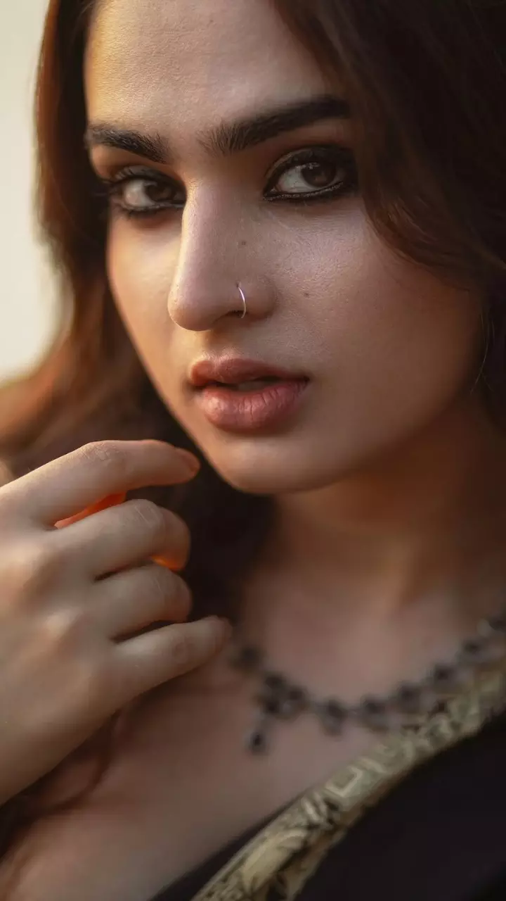 साड़ी में खूबसूरत लगी आयशा खान
