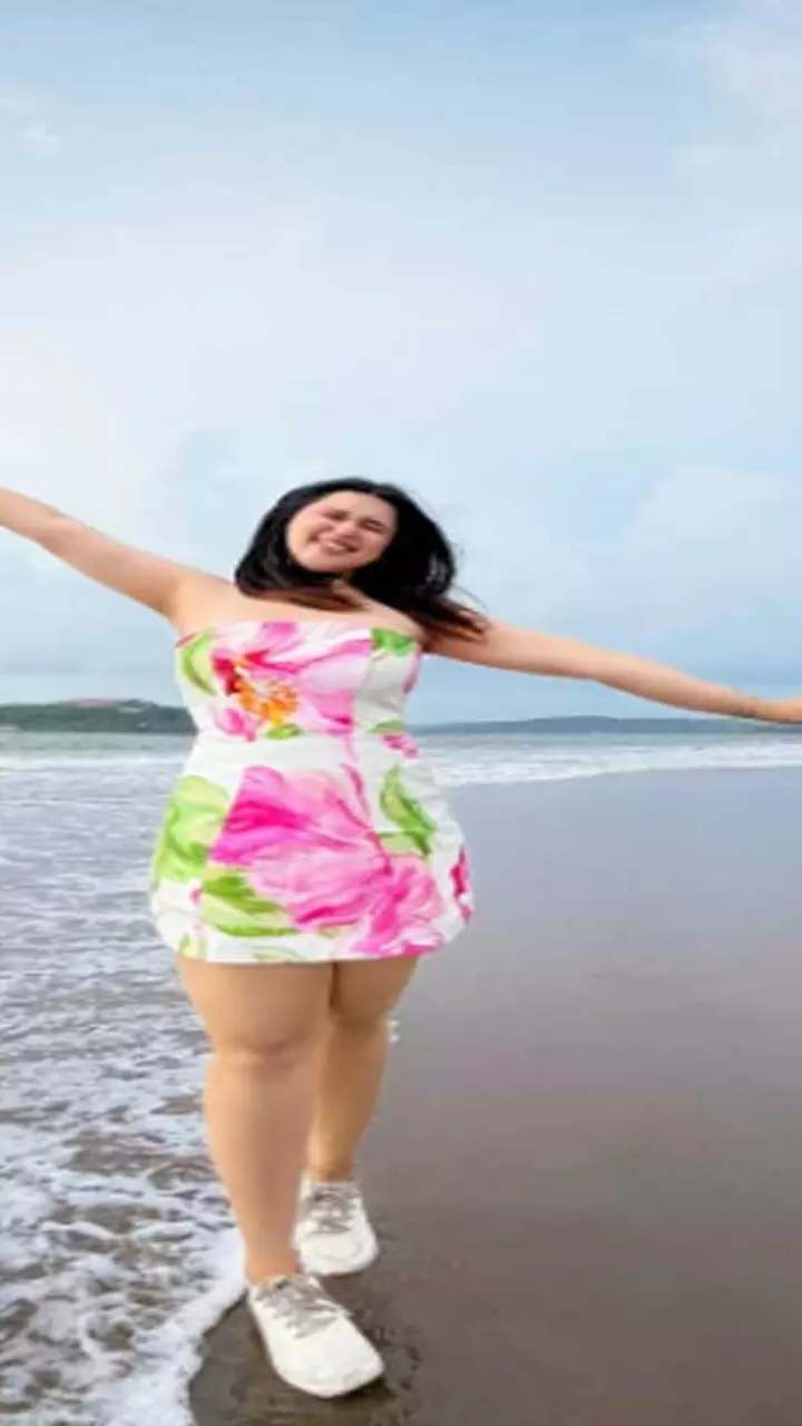मिनी ड्रेस में मन्नारा चोपड़ा का बोल्ड ग्लैम लुक वायरल