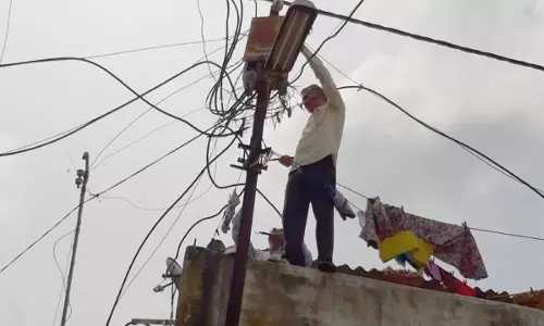 हेलमेट चालान पर बवाल: बिजलीकर्मियों ने नगराम थाना और दो पुलिस चौकियों की बिजली काटी हेलमेट चालान पर बवाल: बिजलीकर्मियों ने नगराम थाना और दो पुलिस चौकियों की बिजली काटी