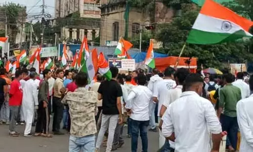बंगाल: 24 जुलाई की घटनाओं के विरोध में भाजपा ने निकाली तिरंगा रैलियां बंगाल: 24 जुलाई की घटनाओं के विरोध में भाजपा ने निकाली तिरंगा रैलियां