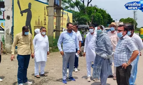 नगर परिषद चेयरपर्सन ने अधिकारियों और ठेकेदार को लगाई फटकार