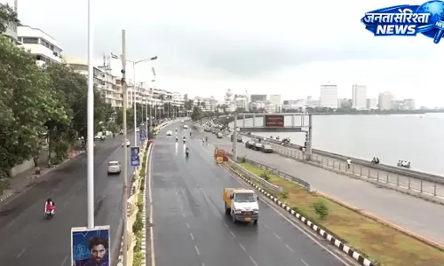 मुंबई में मॉनसून का असर जारी, बादलों के बीच हल्की बारिश और तेज हवाओं का दौर