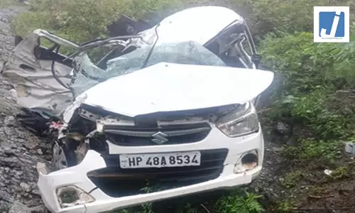 गांव के पास गहरी खाई में गिरा वाहन, 5 की मौत