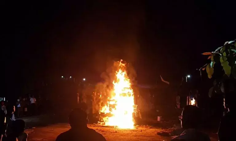 Manipur: उखरुल में मेल वैन को रोका गया, 37 डाक बैगों में आग लगाई गई