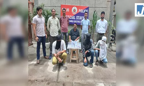 लग्जरी कार में सवार होकर लूटने वाले तीन लुटेरे गिरफ्तार, हथियार बरामद