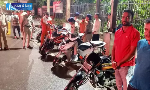रायपुर में 41 इलाकों में पुलिस की नाकेबंदी, चोरी का वाहन बरामद और चाकू सहित बदमाश गिरफ्तार