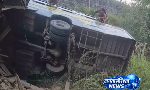 गांदरबल हादसा: अमरनाथ यात्रियों की बस सड़क से फिसली, 30 घायल