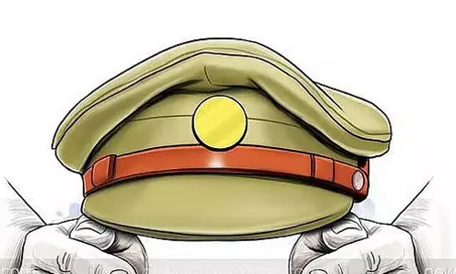 चलती वैन में लूट, चाकू दिखाकर 45 हजार उड़ाए