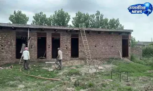 Amritsar अजनाला स्कूलों में मरम्मत जारी, बाढ़ के निशान बाकी