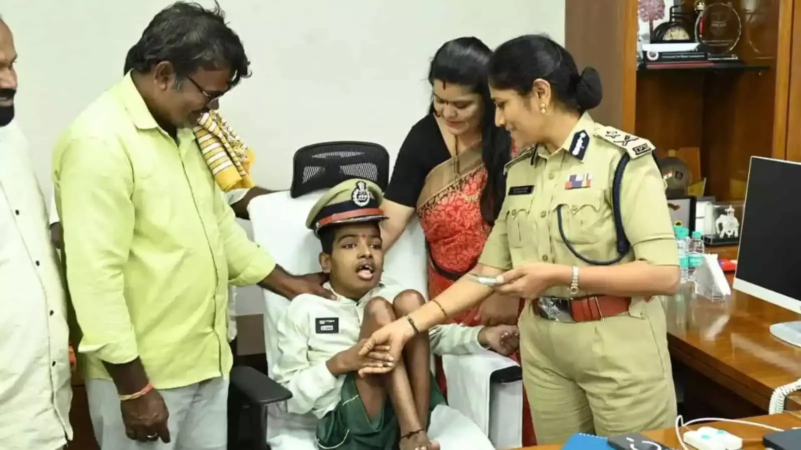 मल्काजगिरी पुलिस ने दिव्यांग व्यक्ति की अनोखी इच्छा पूरी कर जीता लोगों का दिल