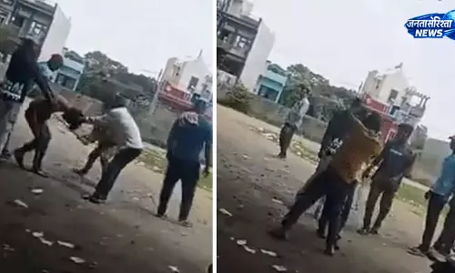 शराब दुकान के बाहर दो युवकों की बेरहमी से पिटाई