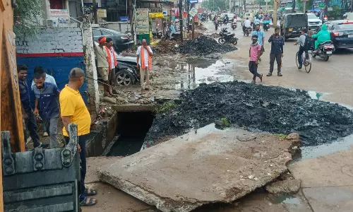 भैरव नगर से बोरिया रोड तक नाले पर निर्मित अवैध पाटों को JCB से तोड़ा गया