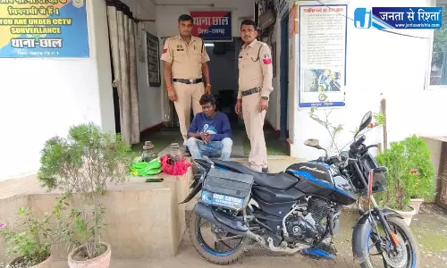 ढाबा और गैरेज से चोरी करने वाला शातिर चोर गिरफ्तार, चोरी का पूरा माल और बाइक बरामद