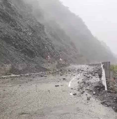 Ramban: भूस्खलन के कारण रामबन-बनिहाल मार्ग पर वाहनों की आवाजाही रोकी गई