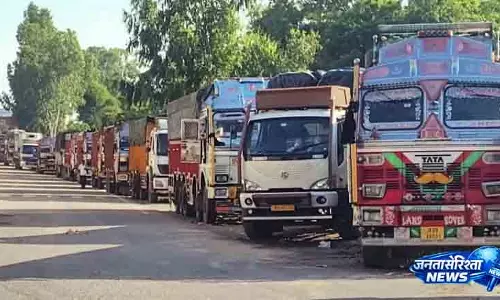 Jammu-Srinagar हाईवे पर भूस्खलन, 1700 ट्रक फंसे