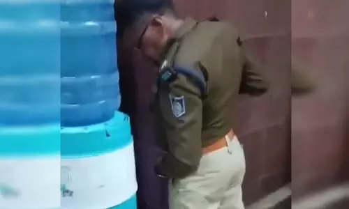 ASI ने नशे में TC ऑफिस में किया पेशाब, वीडियो वायरल