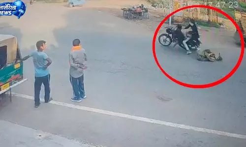 तेज रफ्तार बाइक ने महिला को मारी टक्कर, कई फीट दूर जा गिरी